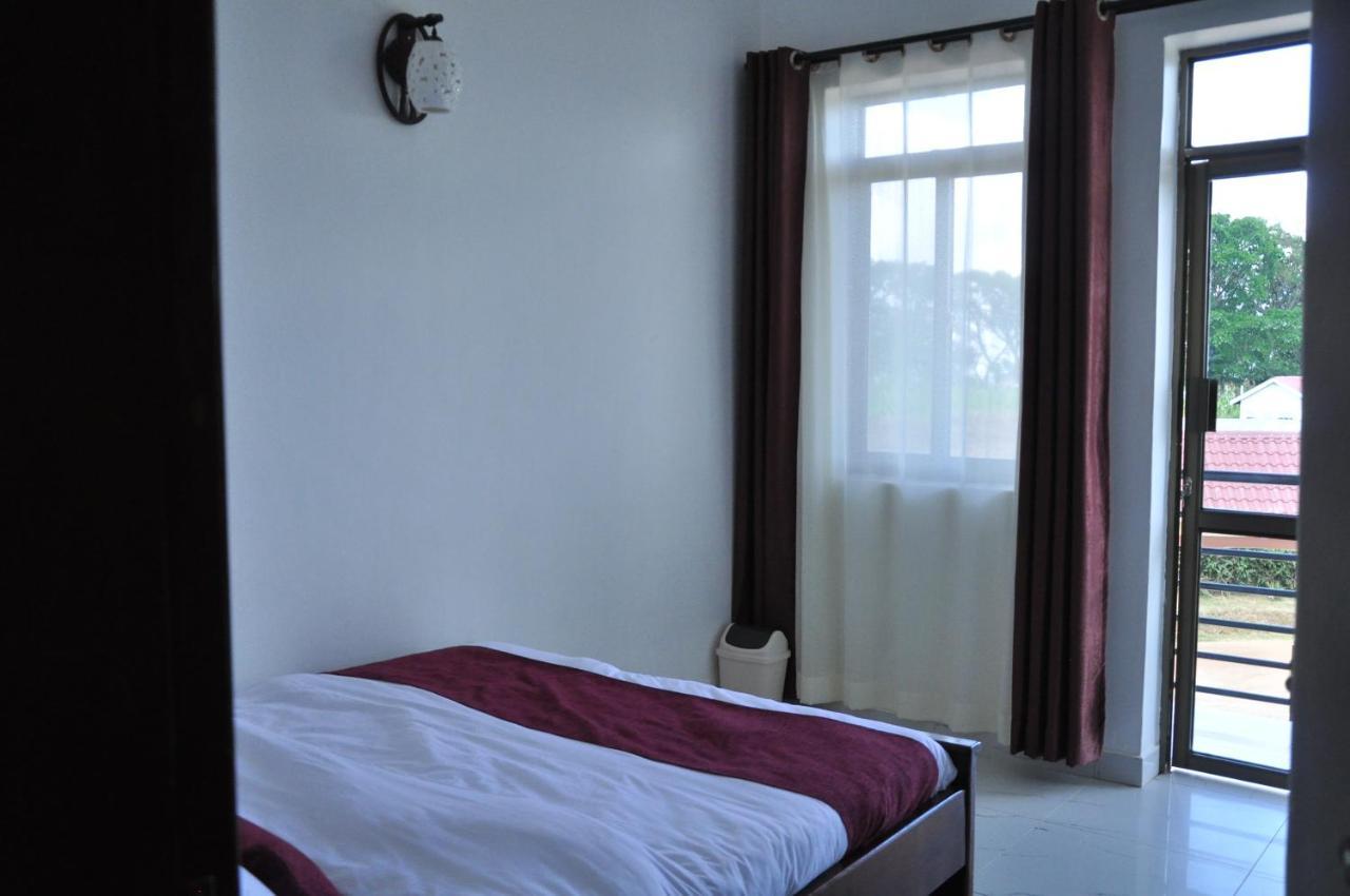 Golden View Hotel Ibanda Экстерьер фото