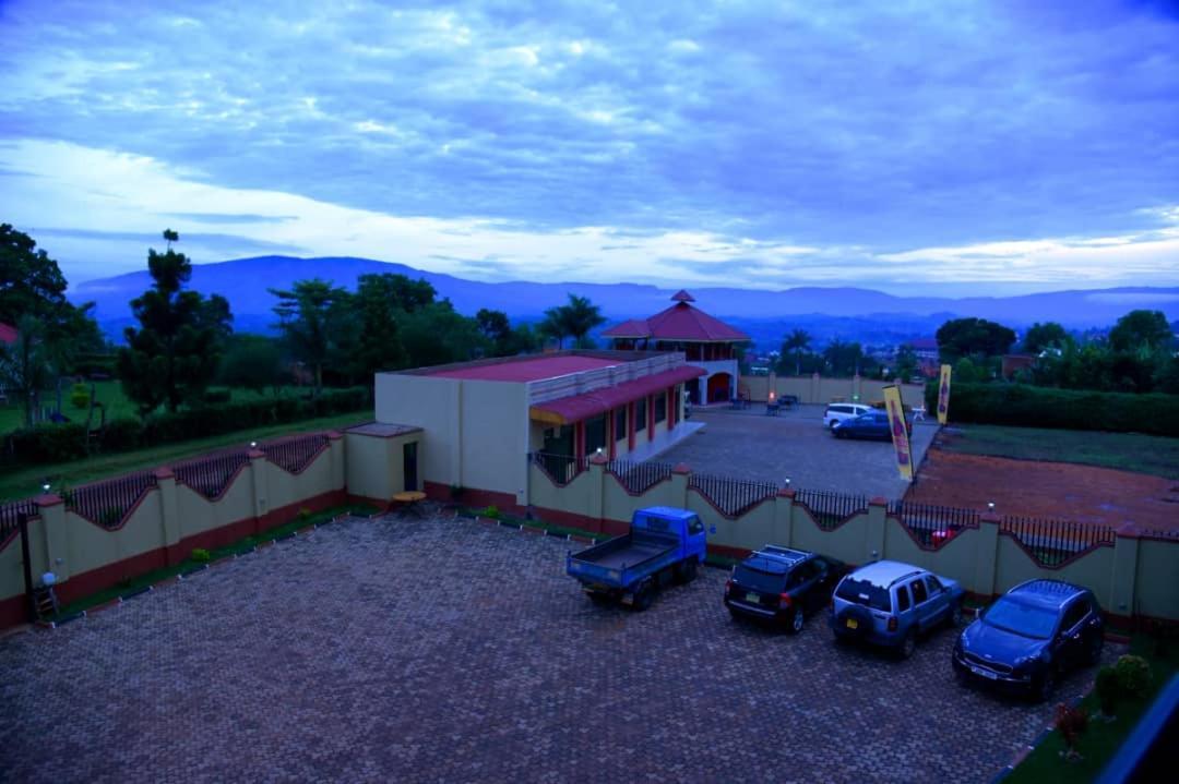 Golden View Hotel Ibanda Экстерьер фото