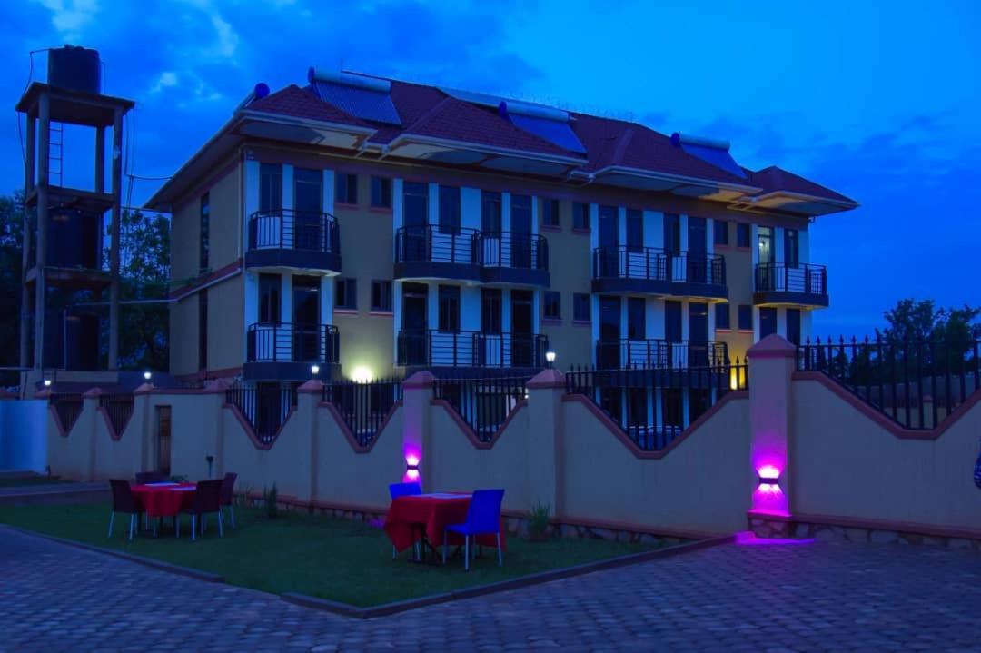 Golden View Hotel Ibanda Экстерьер фото