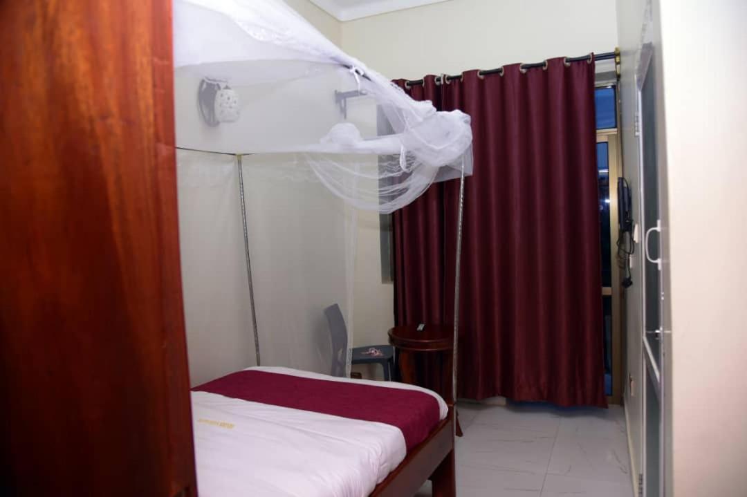 Golden View Hotel Ibanda Экстерьер фото