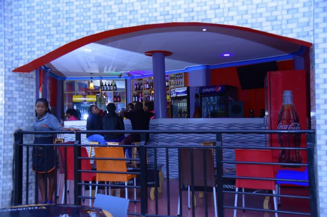 Golden View Hotel Ibanda Экстерьер фото