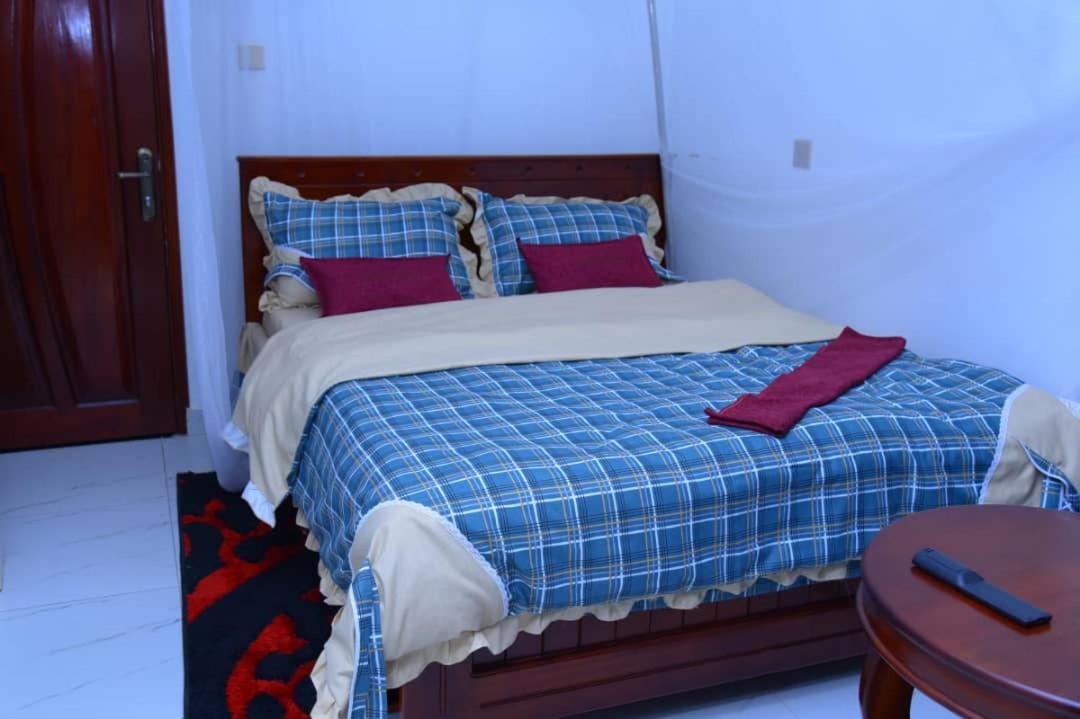 Golden View Hotel Ibanda Экстерьер фото