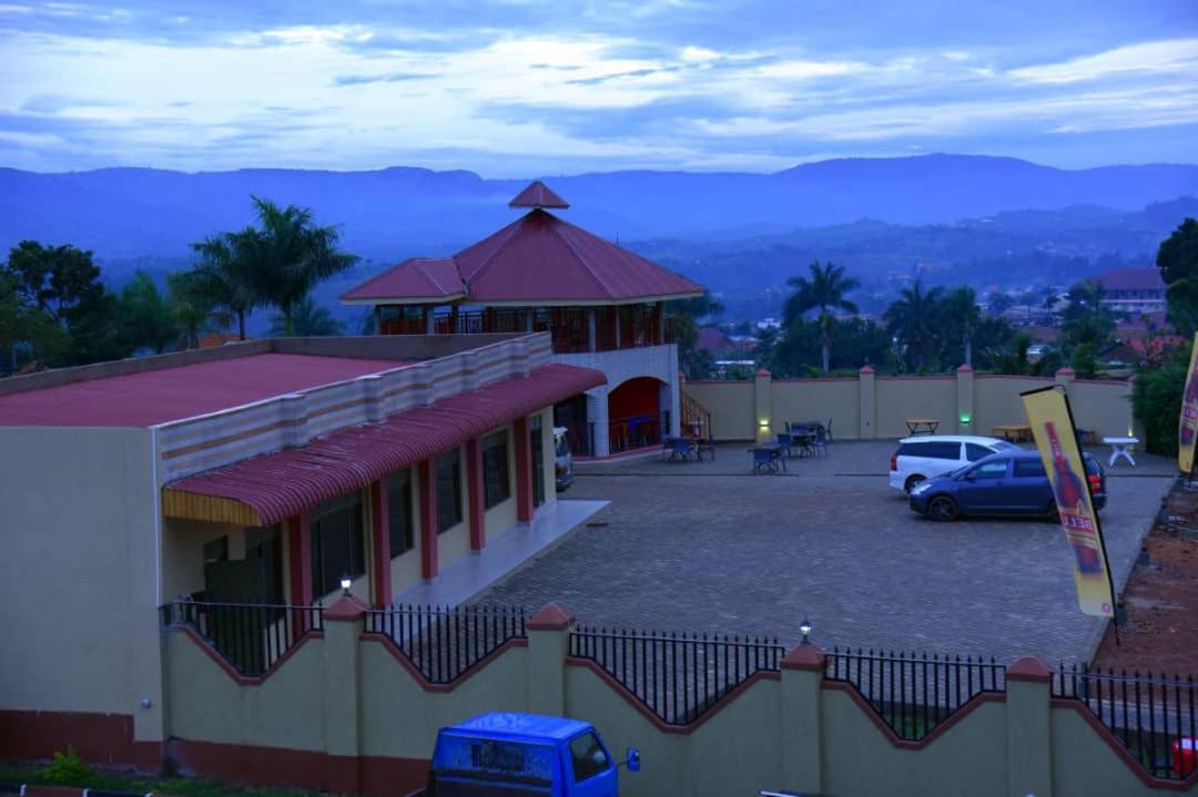 Golden View Hotel Ibanda Экстерьер фото