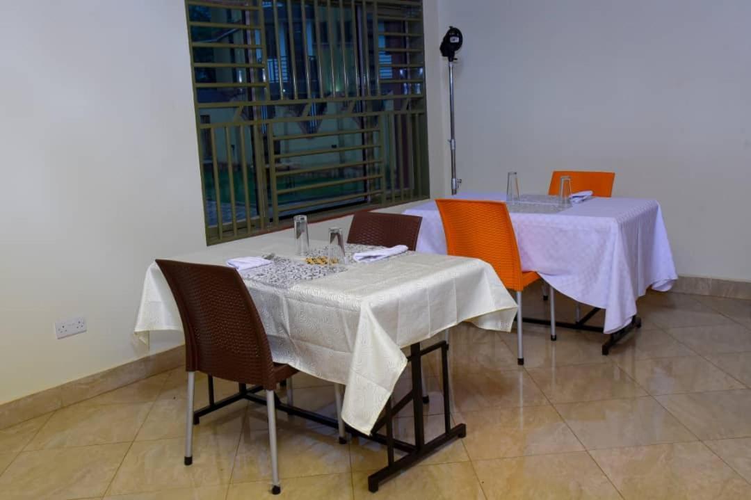Golden View Hotel Ibanda Экстерьер фото