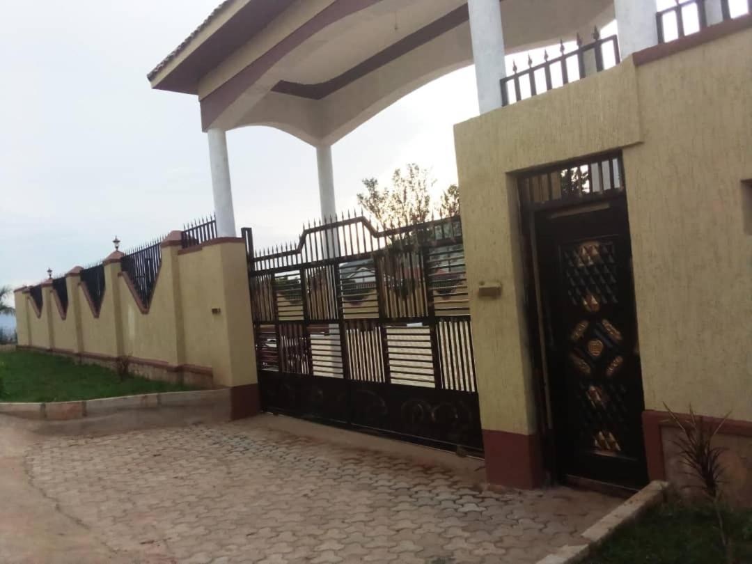 Golden View Hotel Ibanda Экстерьер фото