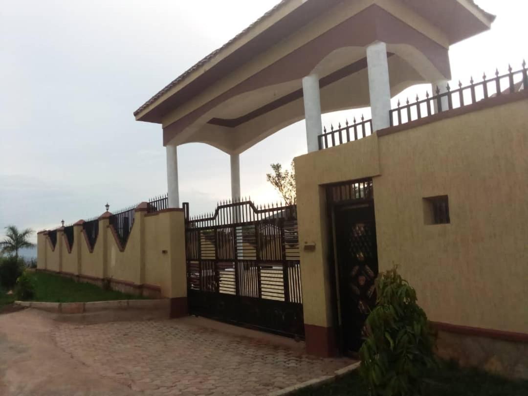 Golden View Hotel Ibanda Экстерьер фото